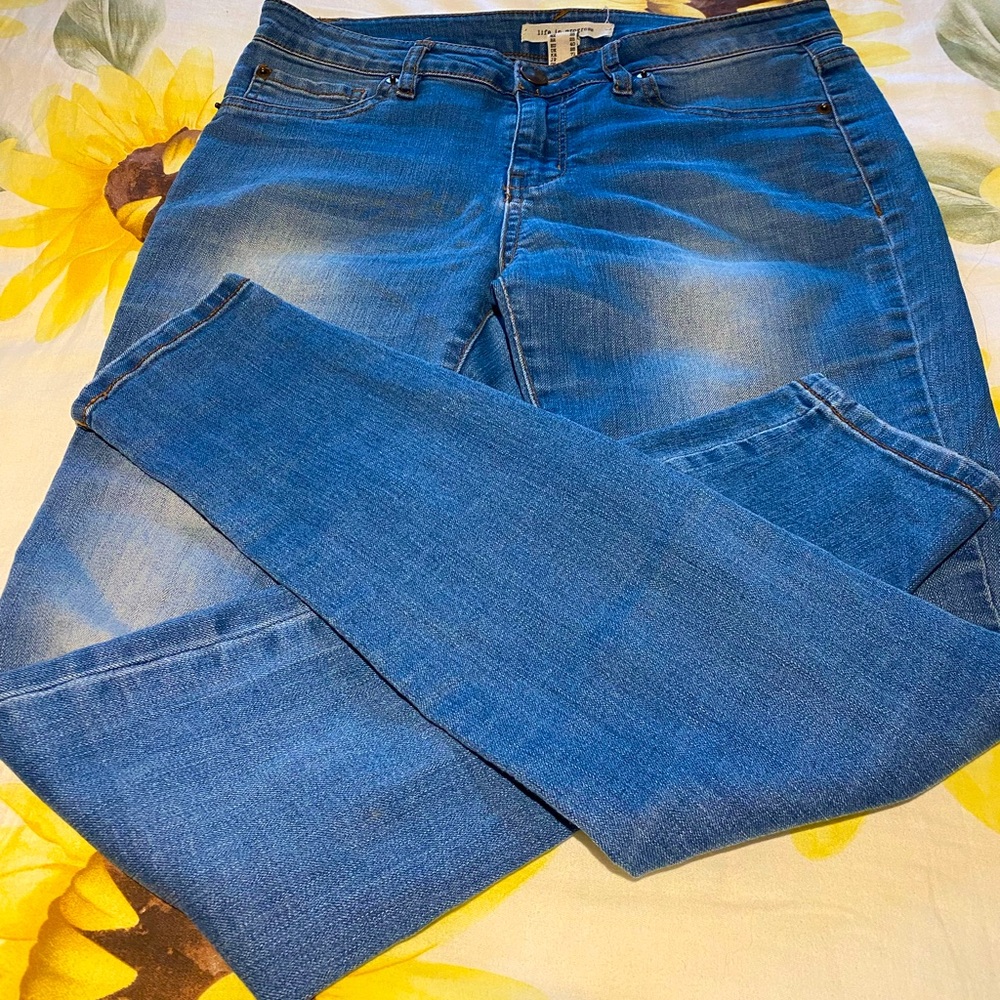Women’s - Jeans - Size 28